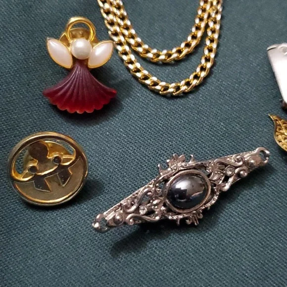 🎄5/$30🎄- 8 Pins Broches - Picture 2 of 4